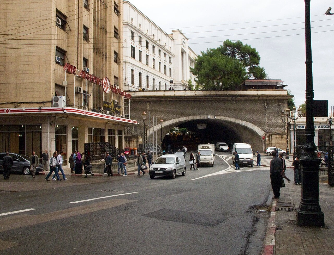 Tunnel des Facultés et façades de la place Maurice-Audin à Alger