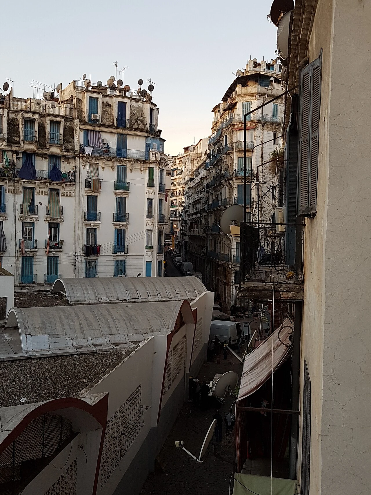 Toitures du marché de Clauzel et immeubles voisins dans Alger-centre