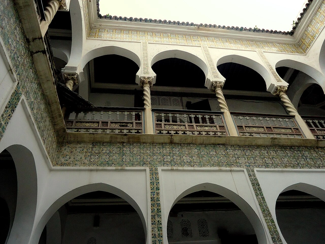 Arches, colonnes torsadées et faïences du patio de Dar Aziza à Alger.
