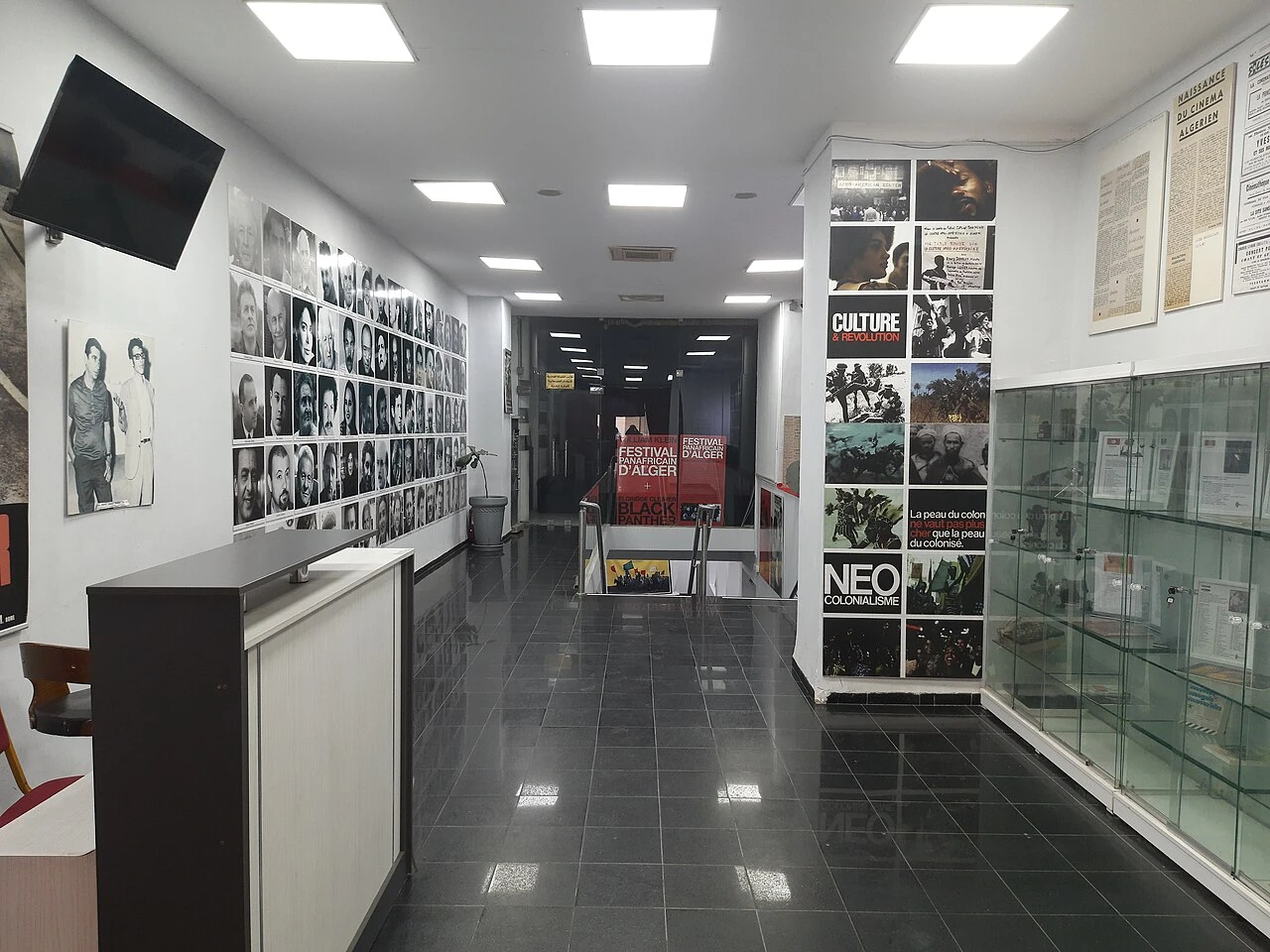 Hall et entrée intérieure de la Cinémathèque d’Alger, avec portraits et affiches documentaires