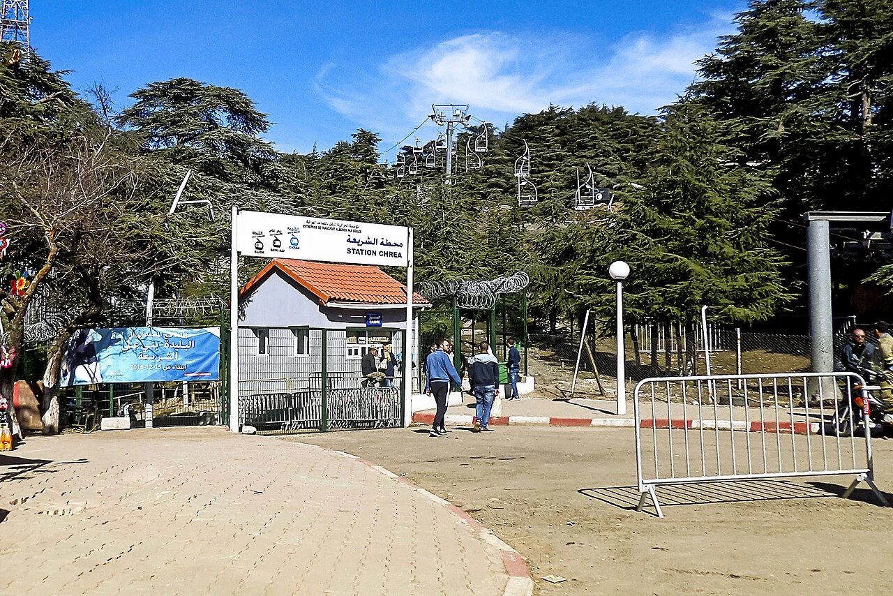Entrée de la station Chréa du téléphérique, avec des visiteurs