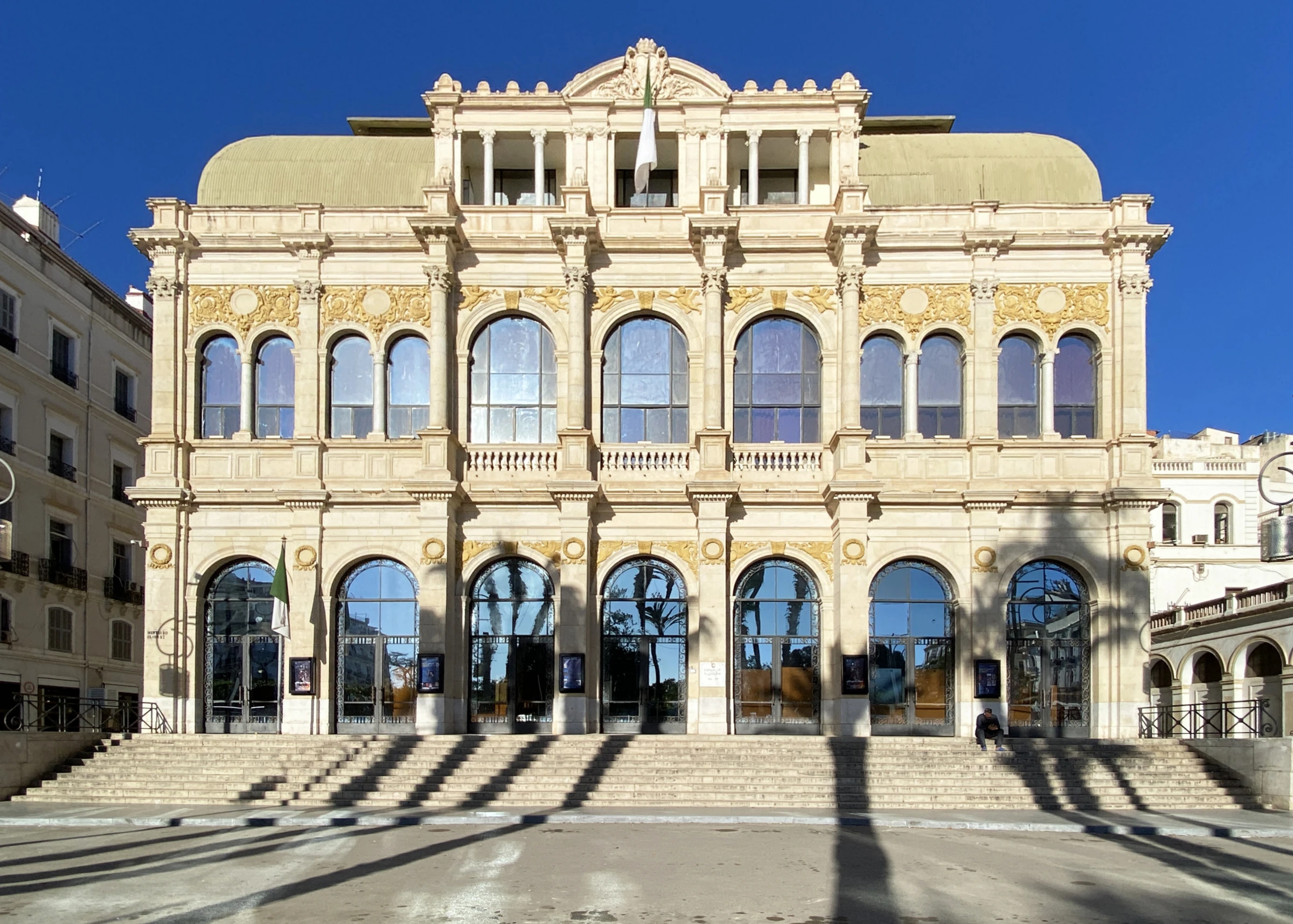 Façade du Théâtre national algérien, ses arcades, colonnes et marches, à Alger.
