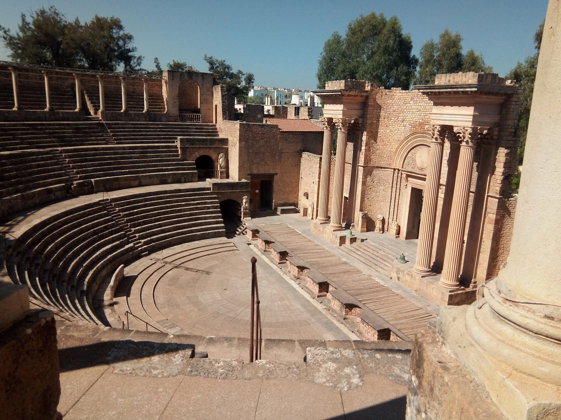 Théâtre romain de Calama à Guelma : gradins et mur de scène reconstruits, photographie réelle de référence, sans redessin des détails.