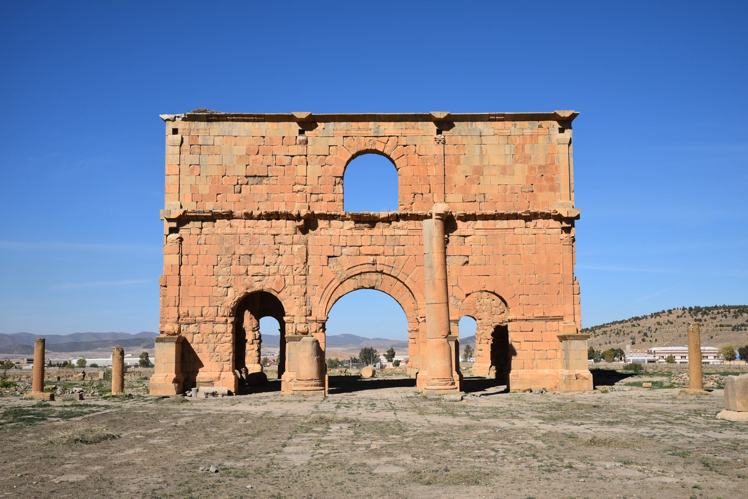 La façade nord du praetorium de Lambèse, avec ses arcades et ses colonnes conservées.