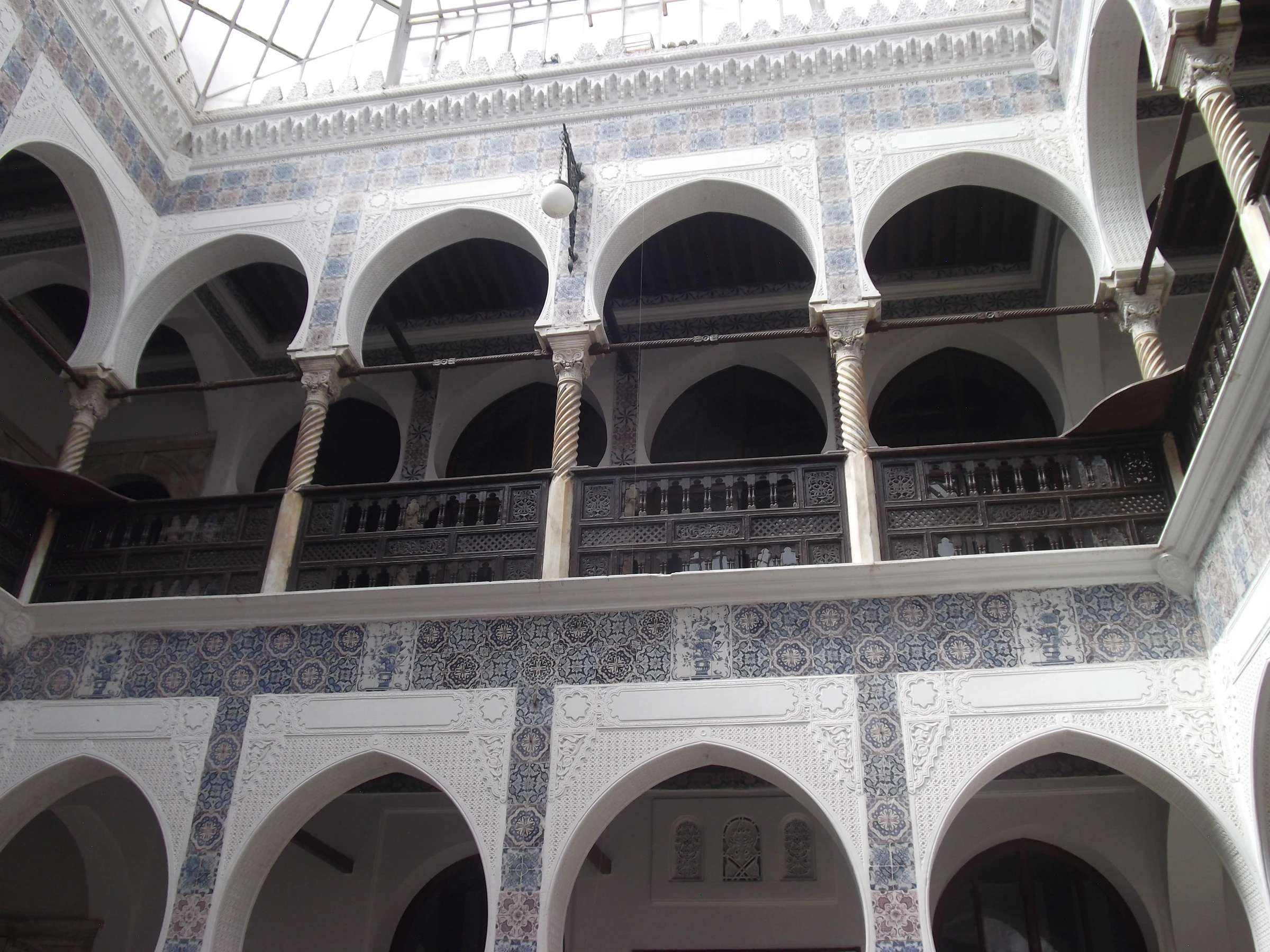 Galeries, colonnes torsadées et faïences du patio de Dar Hassan Pacha à Alger.
