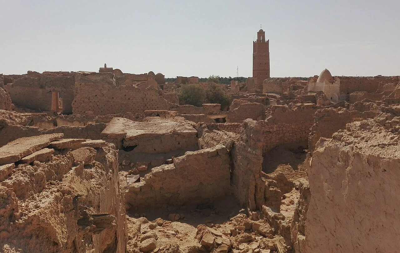 Ruines de maisons en terre et minaret du ksar de Temacine, photographie de Riad Hadjsadok.