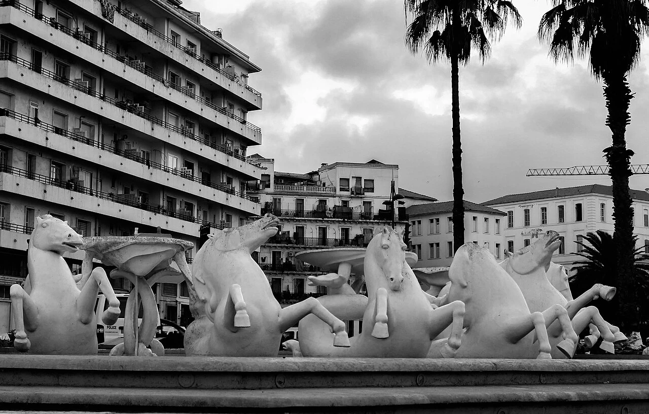Fontaine aux chevaux de Diar El Mahçoul à Alger, devant les logements