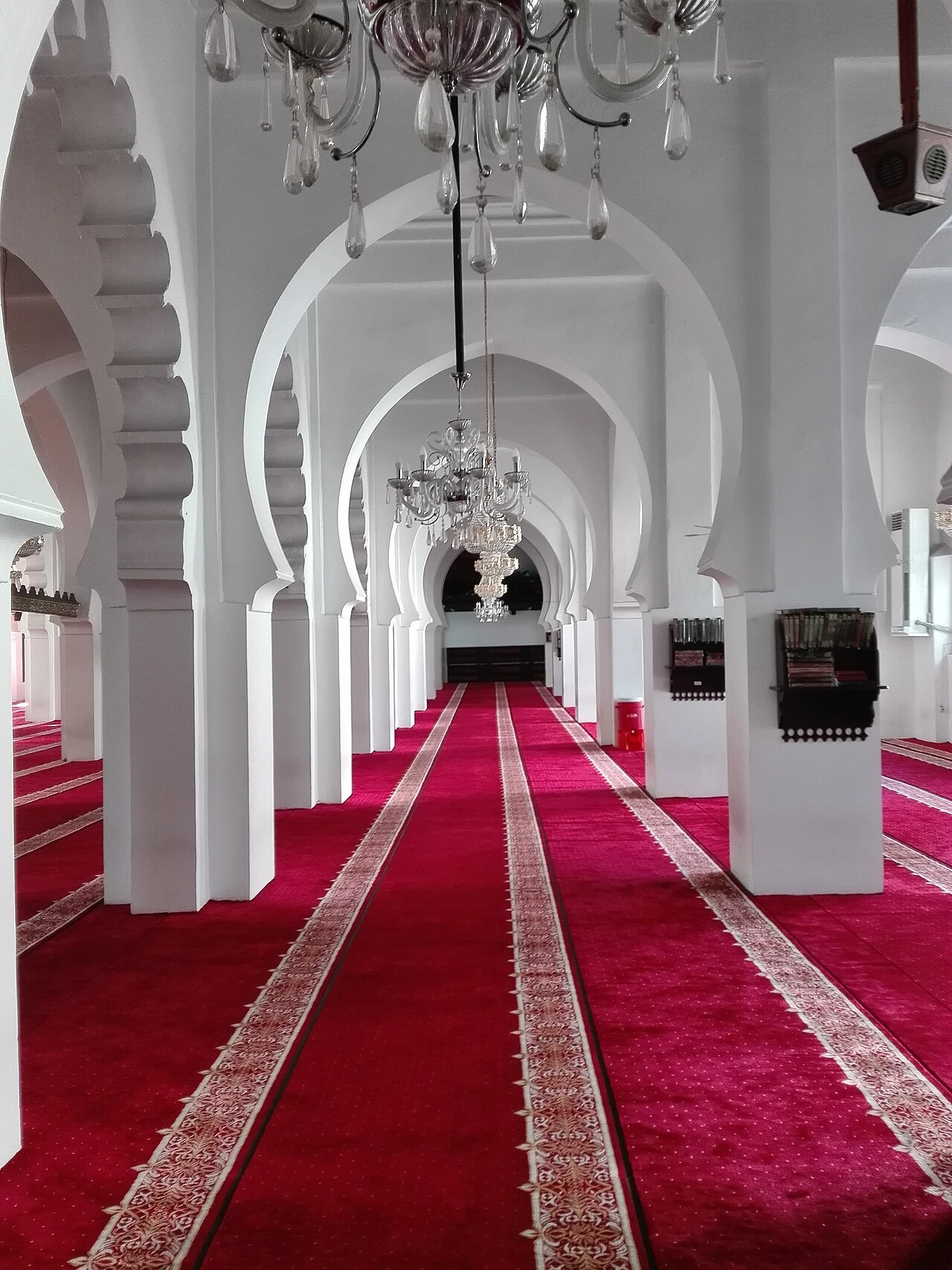 Enfilade d’arches et tapis dans Djamaa el-Kebir à Alger.