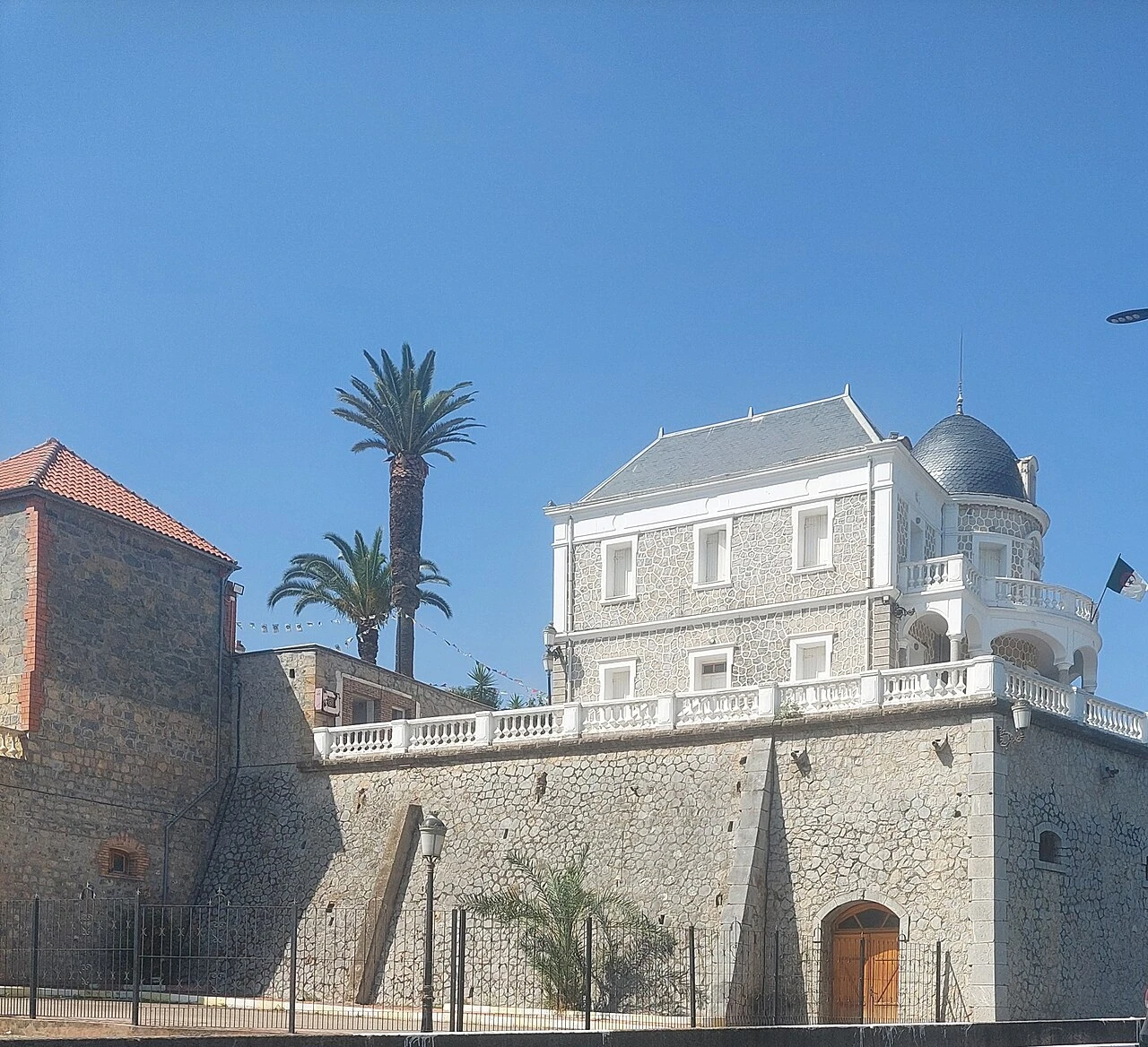 Le château de la Comtesse et sa terrasse à Aokas.