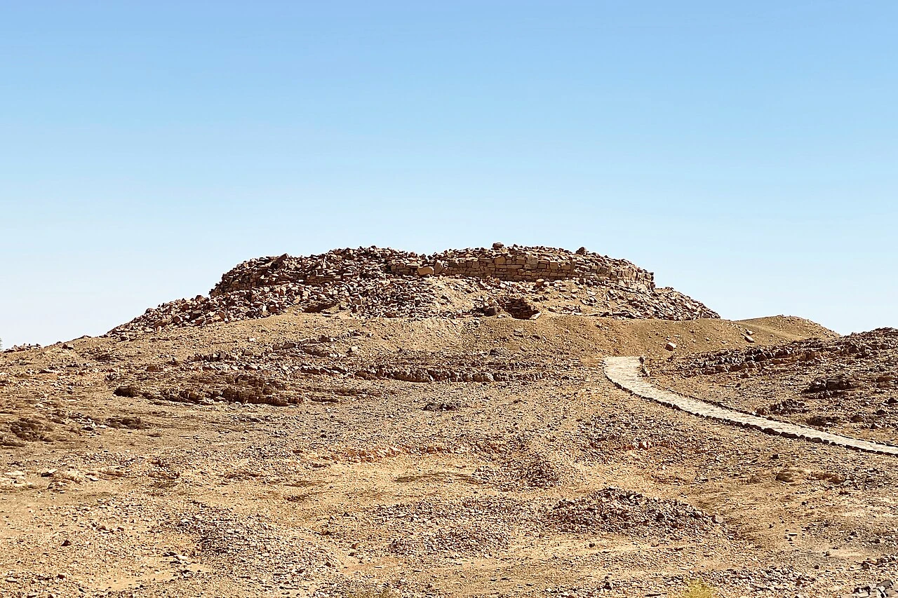 Le tumulus rocheux contenant le tombeau de Tin Hinan à Abalessa, avec le chemin montant vers le sommet, photographié par Bernard Gagnon.