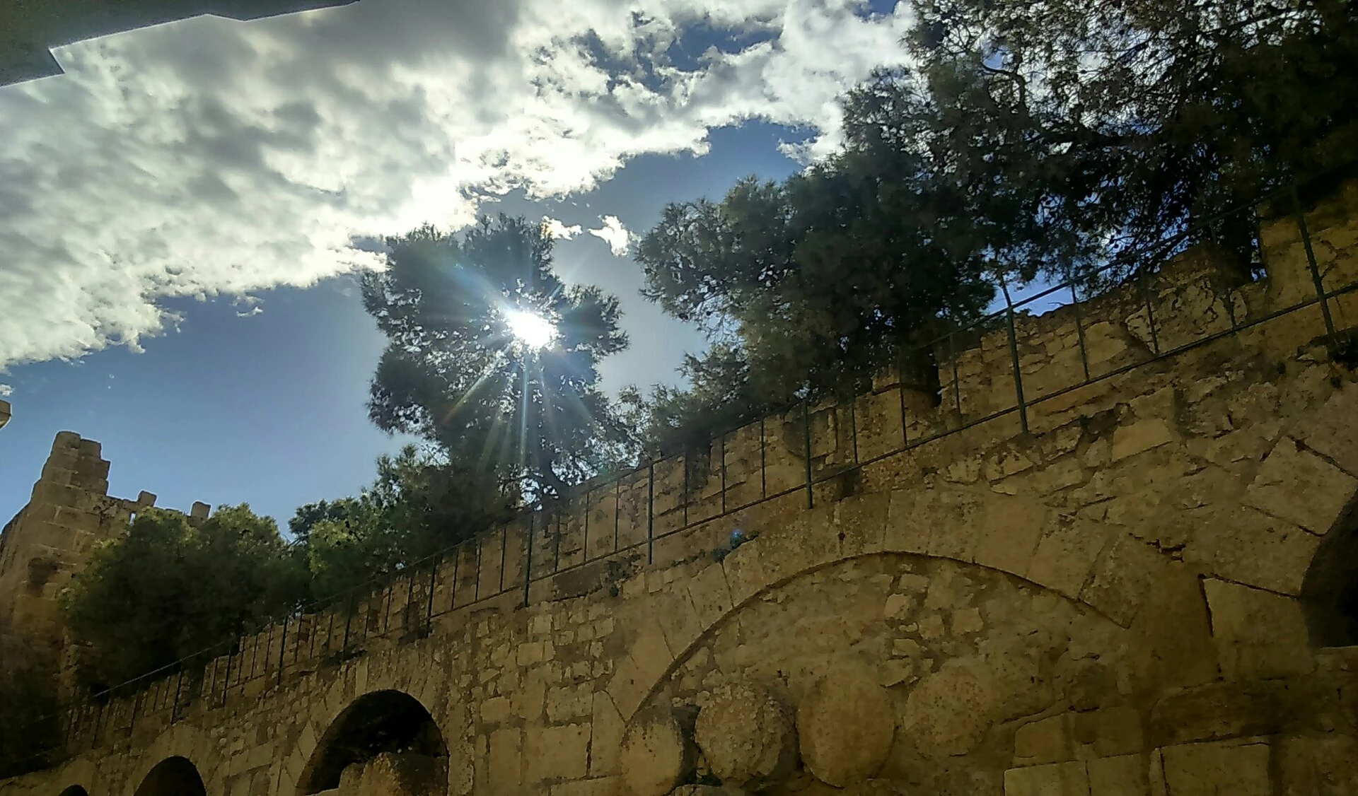 Maçonnerie et arcades des remparts byzantins de Tébessa, photographie réelle conservée.