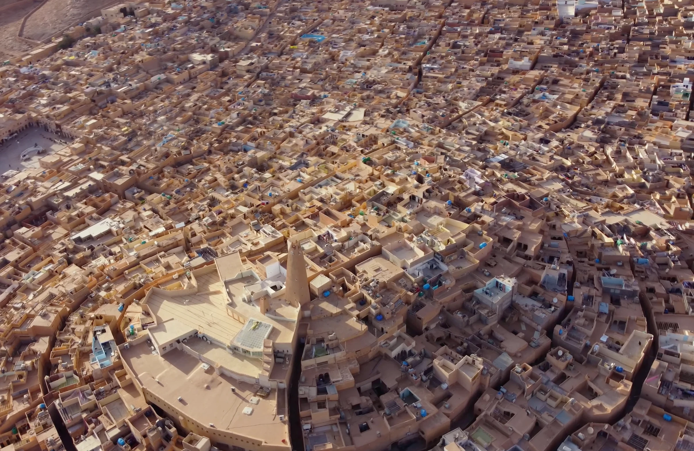 Vue aérienne des toits et du minaret de Ghardaïa dans la vallée du M’zab